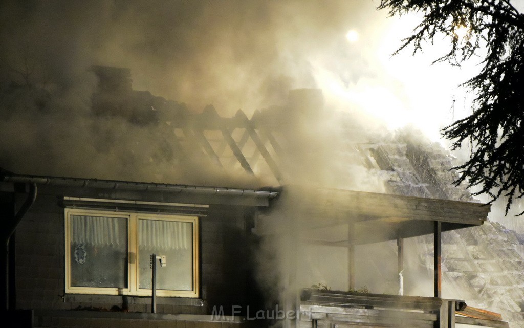 Grossfeuer Einfamilienhaus Siegburg Muehlengrabenstr P0367.JPG - Miklos Laubert